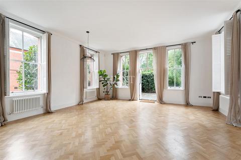 Flat 5, Alexandra House Richmond Drive, Woodford Green, IG8 8RF
