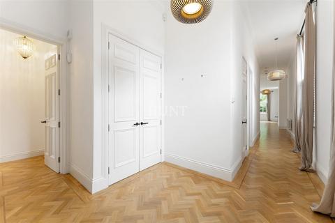 Flat 5, Alexandra House Richmond Drive, Woodford Green, IG8 8RF
