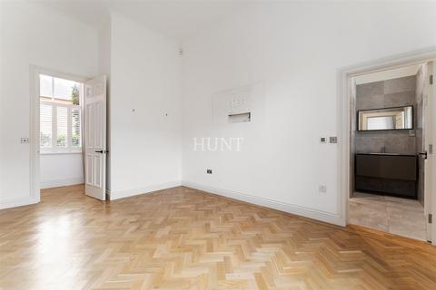 Flat 5, Alexandra House Richmond Drive, Woodford Green, IG8 8RF