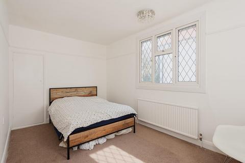 3 Burgh Wood, Banstead, SM7 1EW