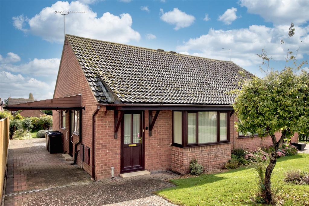 Hanks Close, Malmesbury 2 bed semidetached bungalow for sale £275,000