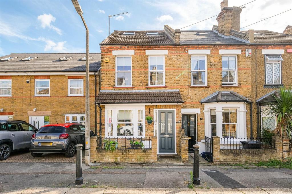 Alfred Road, Buckhurst Hill 3 bed end of terrace house for sale £625,000