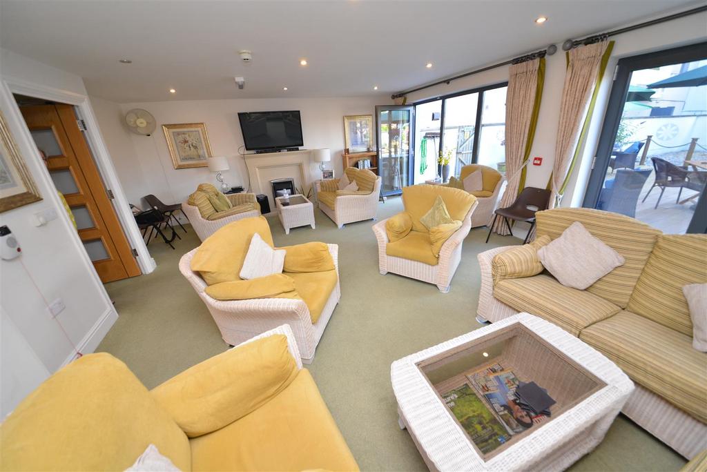 Paxton Court - Homeowner's Lounge
