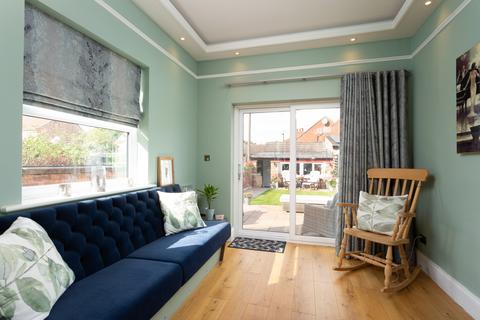 4 bedroom end of terrace house for sale - East Parade, York, YO31
