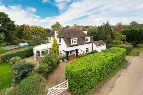 23 The Headway, Epsom, KT17 1UP