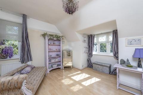 23 The Headway, Epsom, KT17 1UP