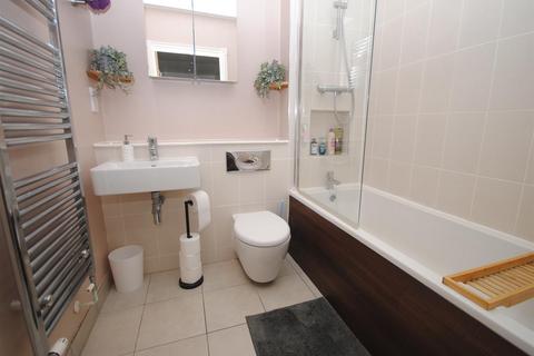 2 bedroom apartment for sale, Cedar Drive, Killingbeck, Leeds