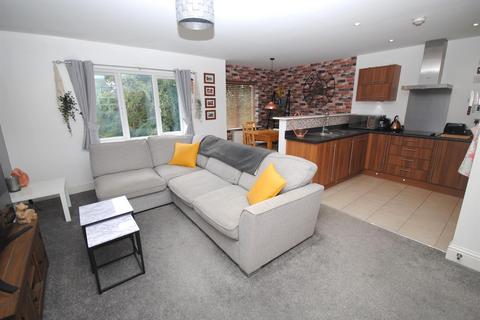 2 bedroom apartment for sale, Cedar Drive, Killingbeck, Leeds