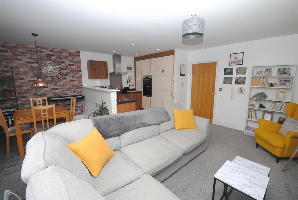 Cedar Drive, Killingbeck, Leeds 2 bed apartment for sale £135,000