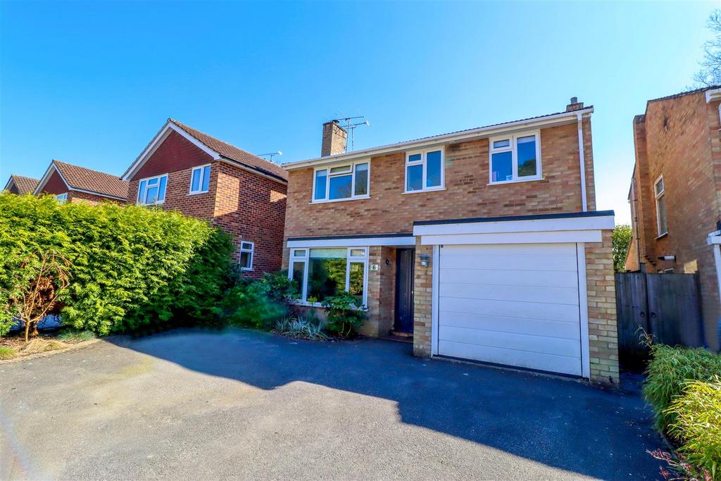 Road, Fleet GU51 4 bed detached house for sale £575,000