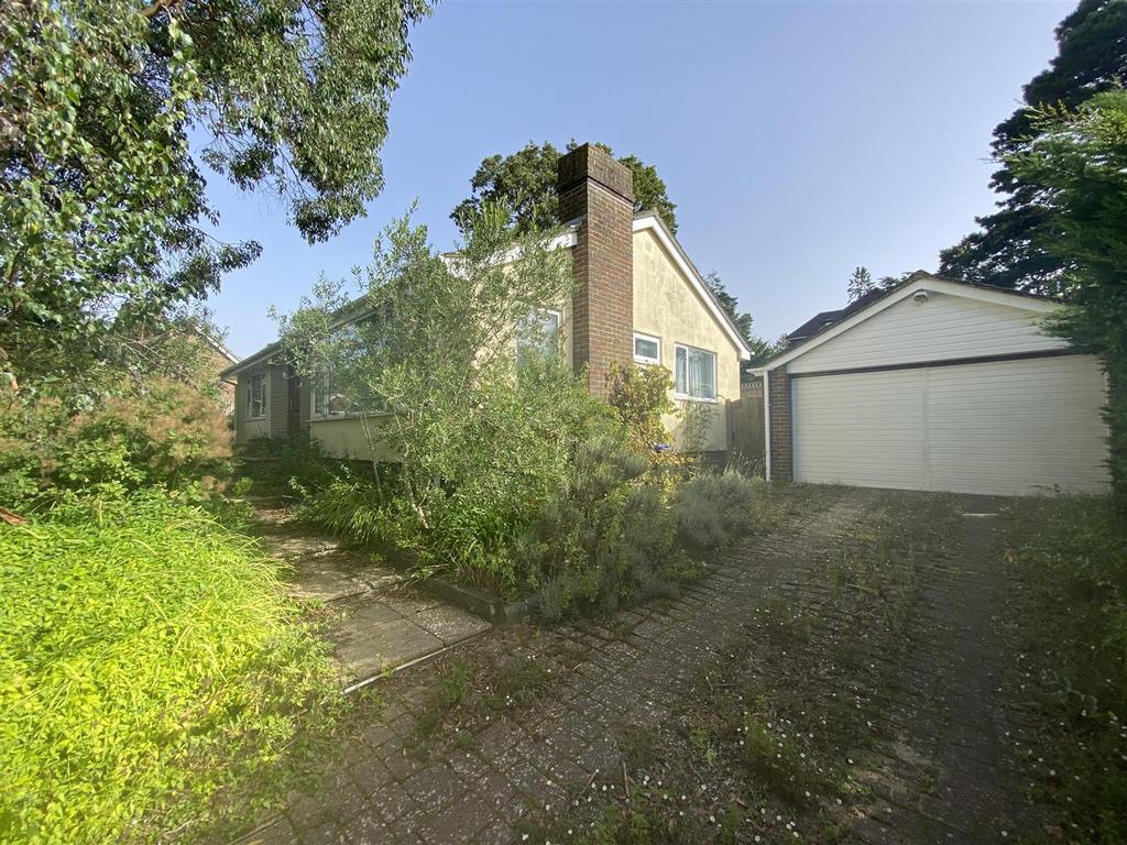Kinfauns Drive, Worthing 3 bed detached bungalow for sale £600,000