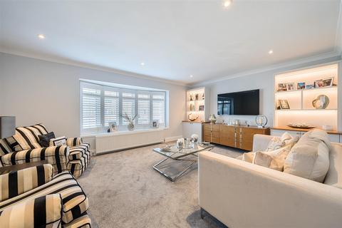 11 Chiltons Close, Banstead, SM7 2PS