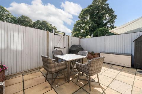 11 Chiltons Close, Banstead, SM7 2PS