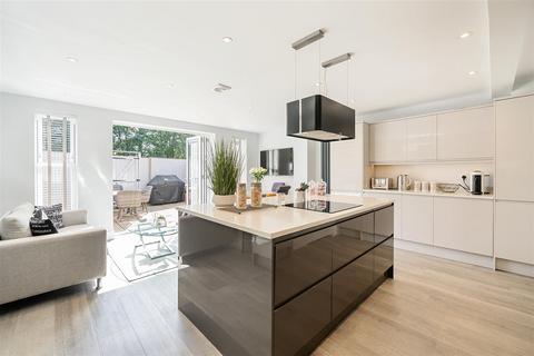 11 Chiltons Close, Banstead, SM7 2PS
