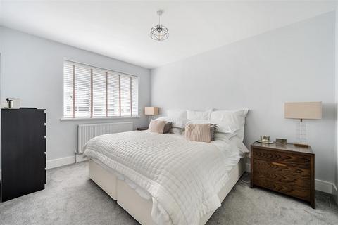 11 Chiltons Close, Banstead, SM7 2PS