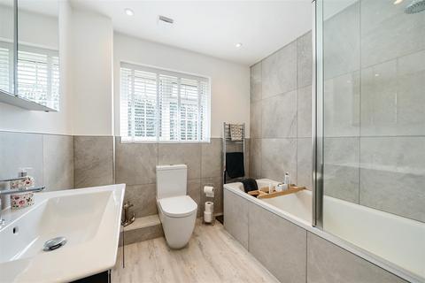 11 Chiltons Close, Banstead, SM7 2PS