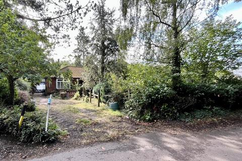 2 bedroom detached bungalow for sale - Bucknalls Lane, Watford WD25