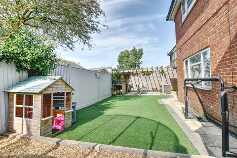 9 Lesley Close, Bexhill-on-sea, TN40 2RF
