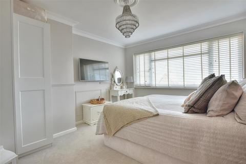9 Lesley Close, Bexhill-on-sea, TN40 2RF