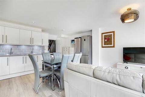 16 Cotherstone, Epsom, KT19 9EF