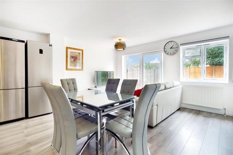 16 Cotherstone, Epsom, KT19 9EF