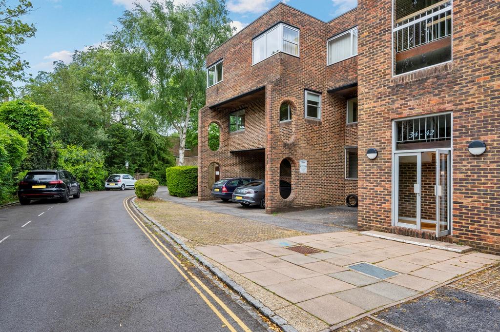 Stroudwater Park, Weybridge, KT13 2 bed apartment for sale £385,000