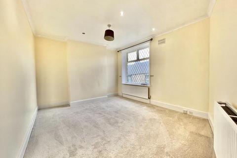 7 Grasmere Road, Barnsley, S71 1ES
