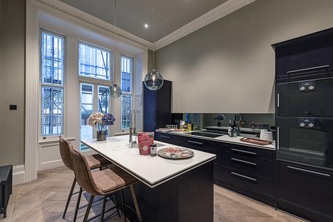 3 bedroom flat to rent, Phillimore Place, W8