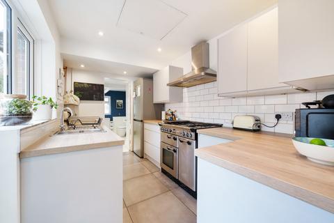 117 Walnut Tree Close, Guildford, GU1 4UQ