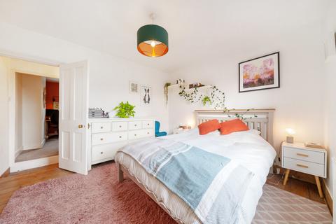 117 Walnut Tree Close, Guildford, GU1 4UQ
