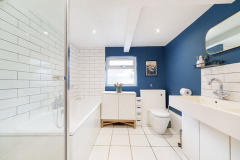 117 Walnut Tree Close, Guildford, GU1 4UQ