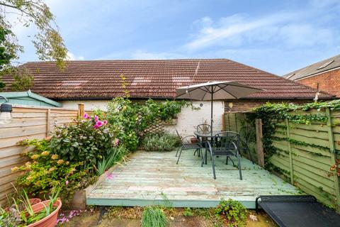 117 Walnut Tree Close, Guildford, GU1 4UQ
