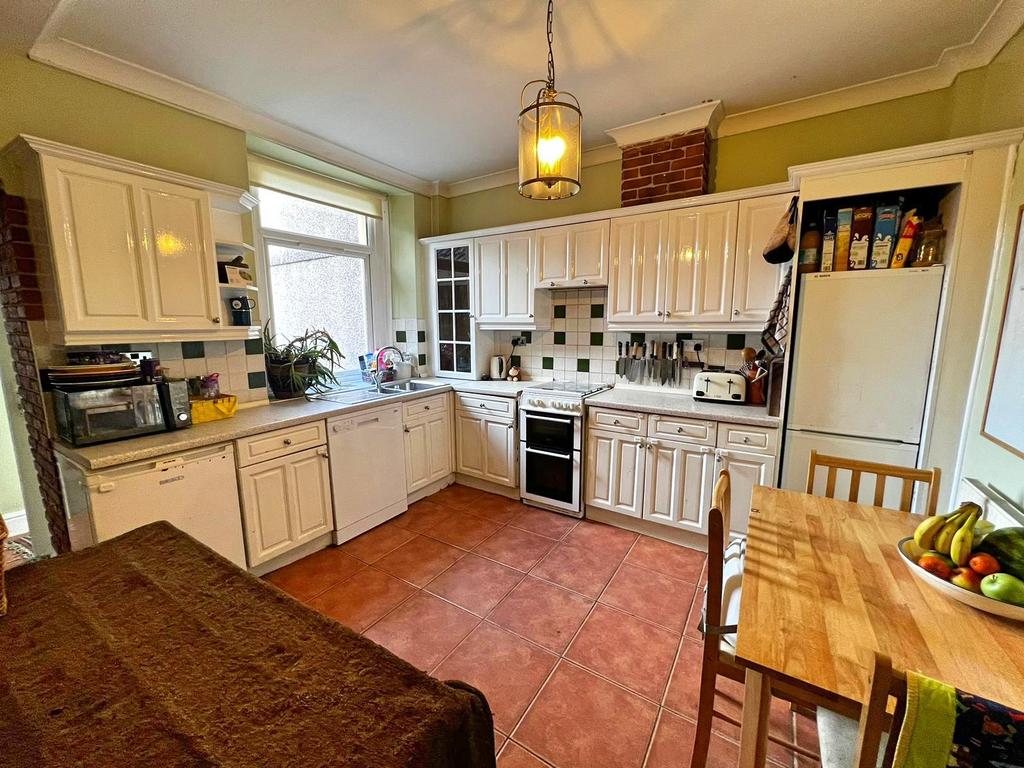 Heol Las Close, Birchgrove, City And County of Swansea. SA7 9DP 3 bed