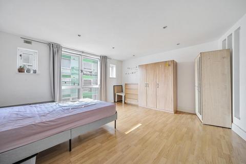 3 bedroom flat for sale, Cowleaze Road, Kingston upon Thames