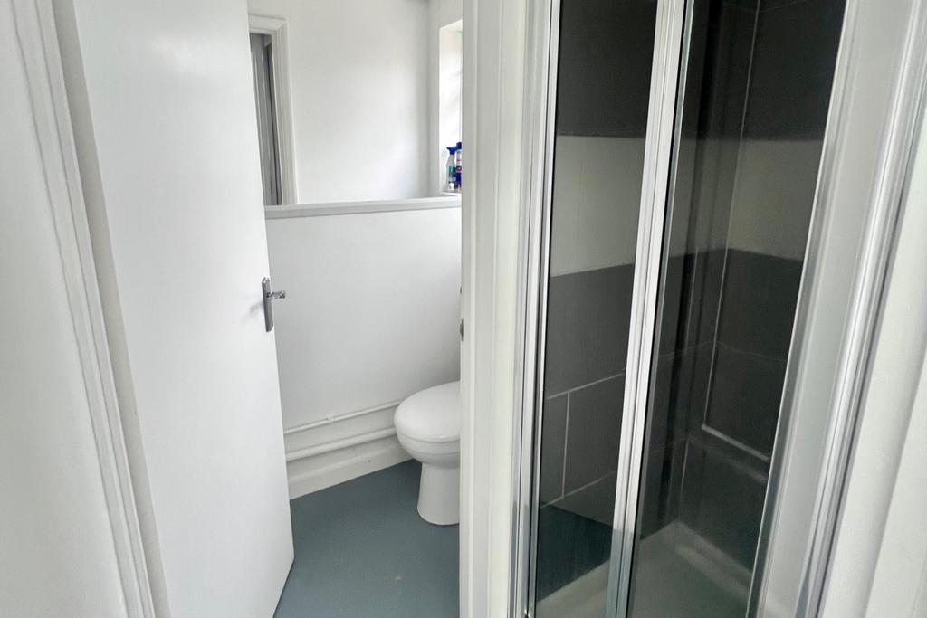 2 The Parade SHOWER ROOM