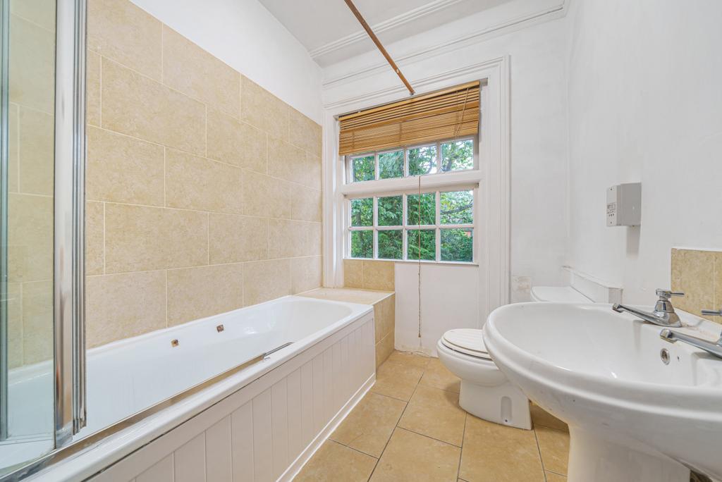 Egerton Road, Weybridge, KT13 2 bed flat £1,500 pcm (£346 pw)