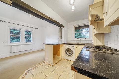 2 bedroom flat to rent, Egerton Road, Weybridge, KT13