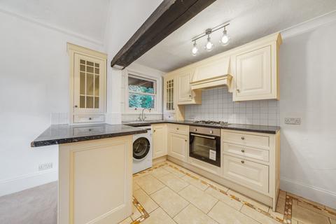 2 bedroom flat to rent, Egerton Road, Weybridge, KT13