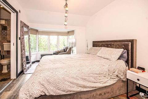 Catlins High Road, Eastcote, Pinner, HA5 2EY