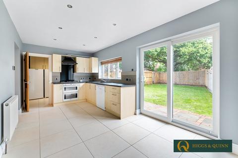 15 Barnett Close, Leatherhead, KT22 7DW