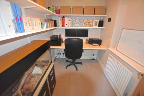 15 Barnett Close, Leatherhead, KT22 7DW