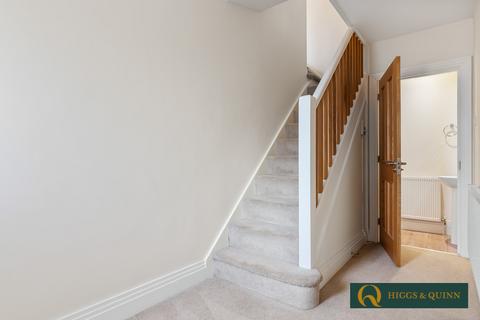 15 Barnett Close, Leatherhead, KT22 7DW