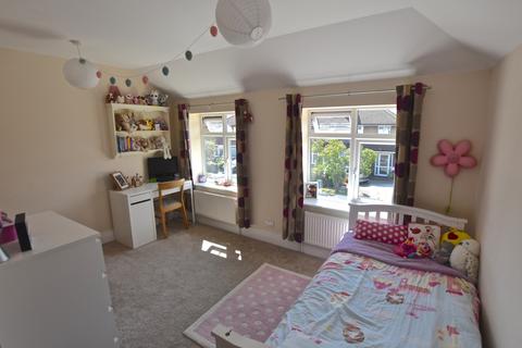 15 Barnett Close, Leatherhead, KT22 7DW