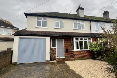 15 Barnett Close, Leatherhead, KT22 7DW