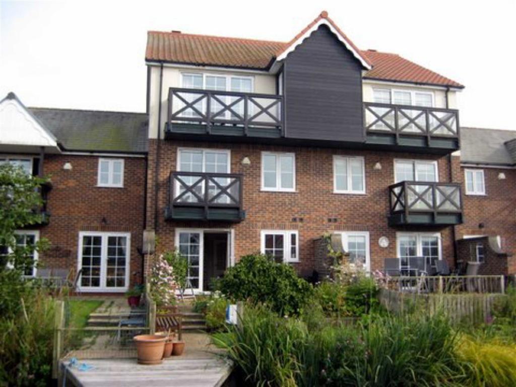 The Moorings, Burton Waters, Lincoln, Lincolnshire 4 bed townhouse £