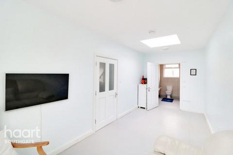 87 Avenue Road, London, N14 4DH