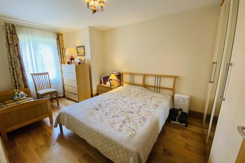 1 bedroom apartment for sale, Camrose Avenue, Edgware, Greater London, HA8