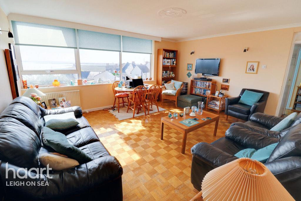 Leigh Park Road, LeighOnSea 2 bed flat for sale £285,000