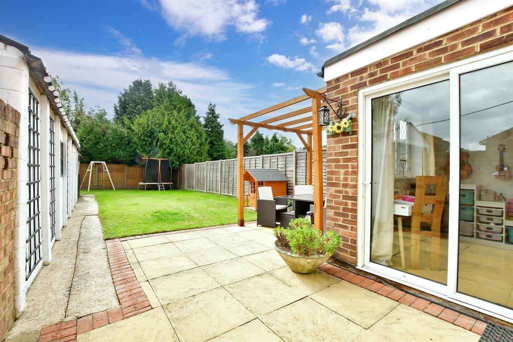 Cheyne Walk, Horley, Surrey 3 bed semidetached house for sale £450,000