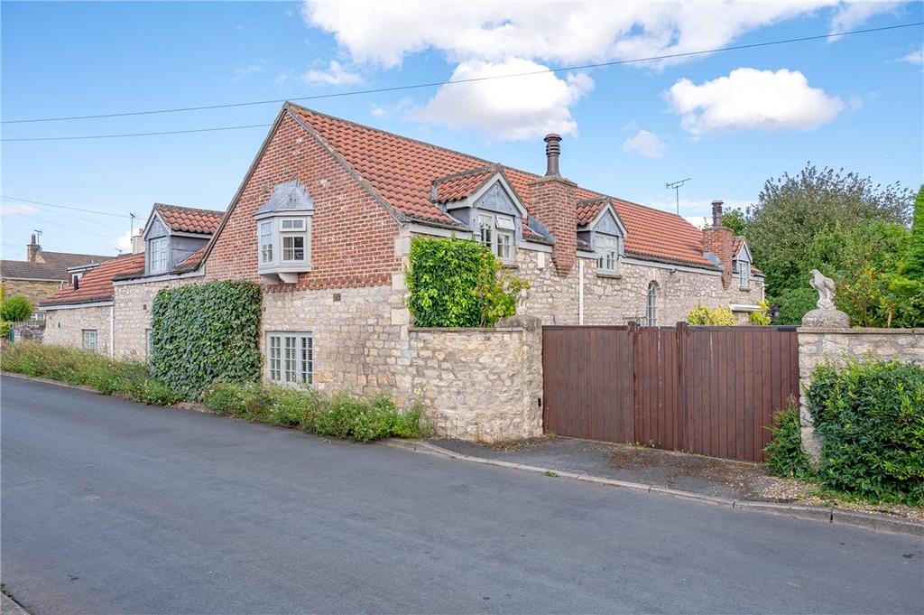 Manor Road, Stutton, Tadcaster, North Yorkshire, LS24 4 bed equestrian